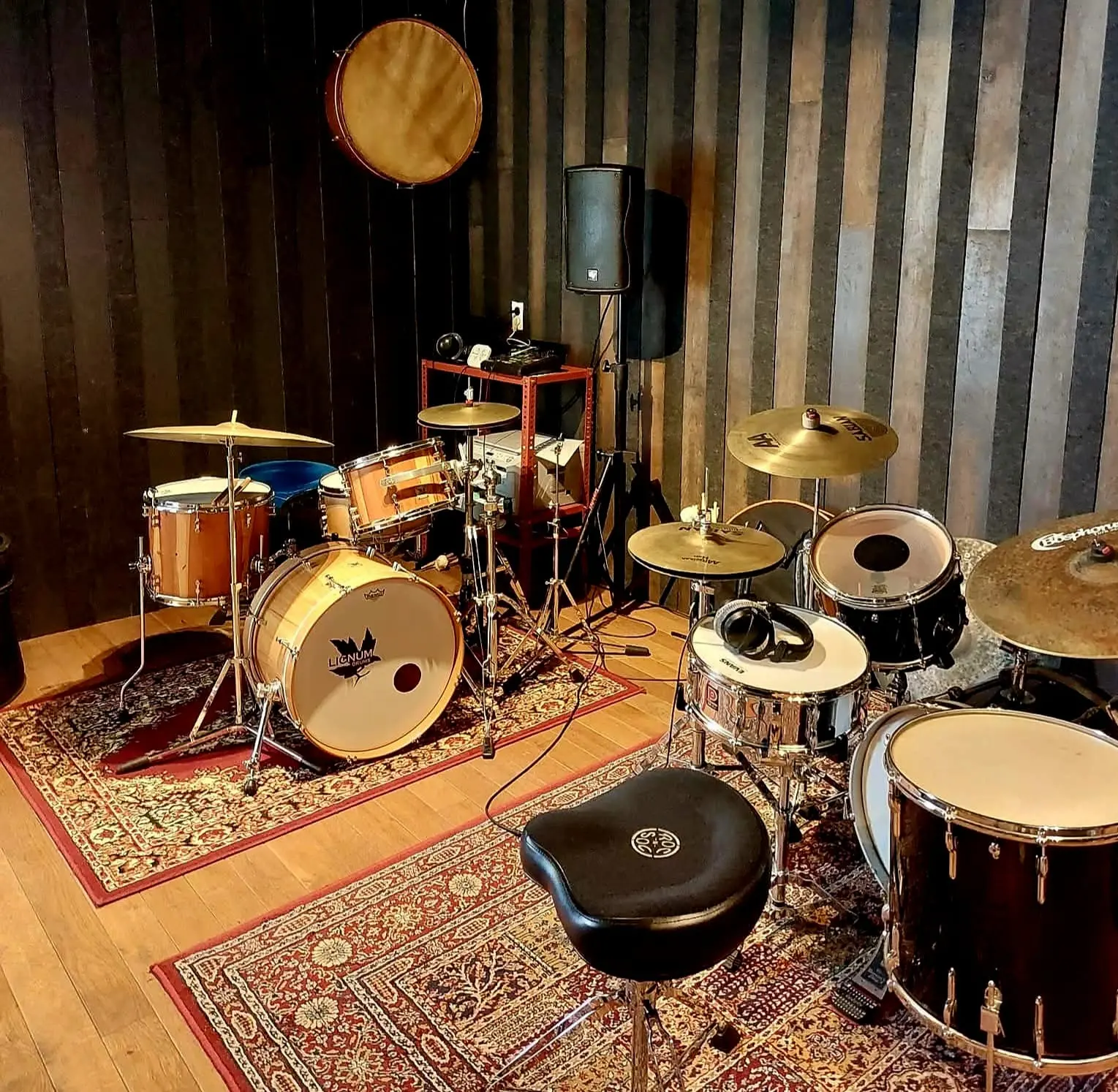 Lesruimte met twee akoestische drumstellen op tapijten